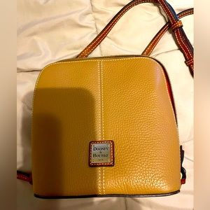Dooney & Bourke cross body excellent like new condition